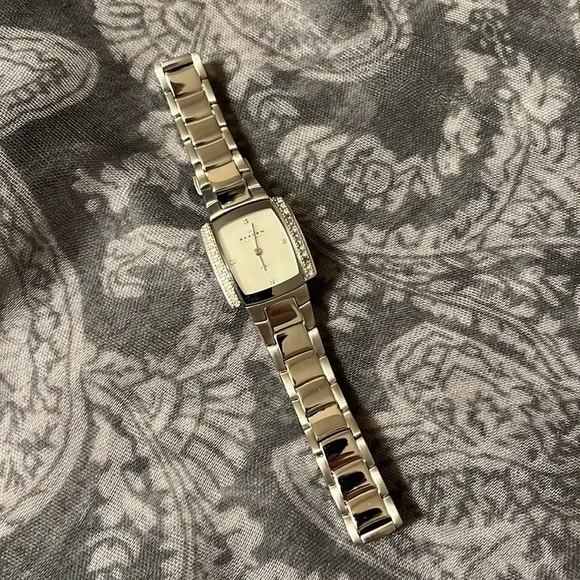 Skagen silver watch with saworkian gemstones. New - Picture 3 of 9